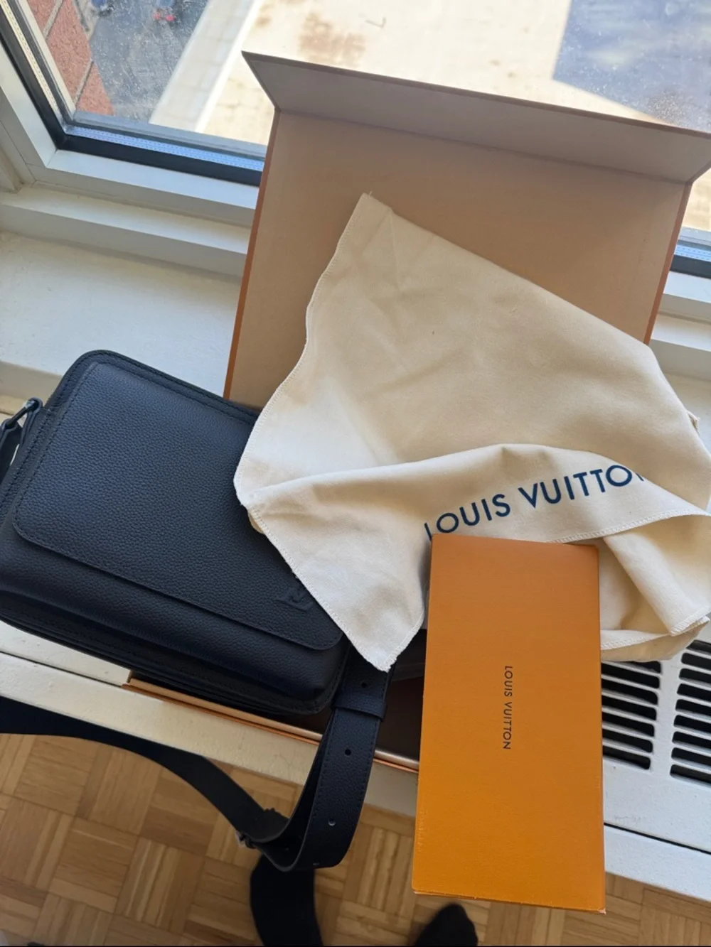 Louis Vuitton Bag - Picture 2 of 5